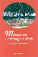 Mennesker omkring en plads 